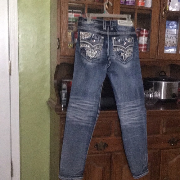 These are ROCK REVIVAL JEANS. THEY RE PRACALLY BRAND NEW. THE SIZE IS 30x31 - Picture 2 of 2